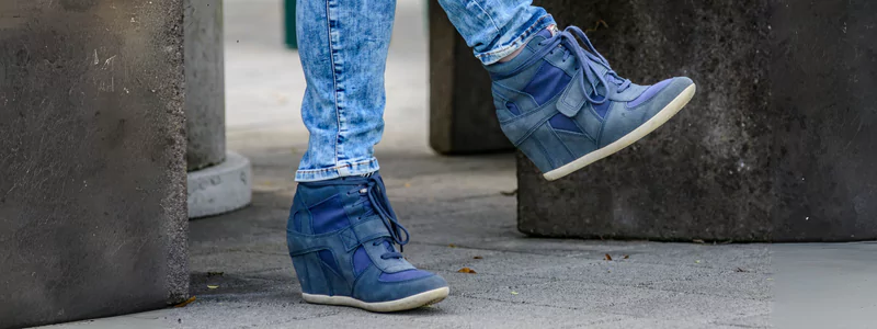 Niebieskie buty na koturnach w designie sportowego obuwia