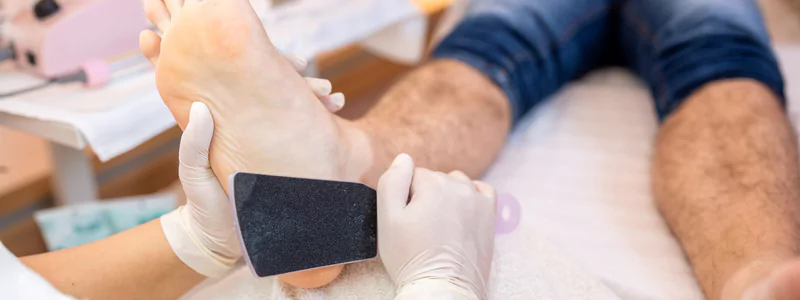 Pielęgnacja męskich stóp pumeksem, dbanie o skórę i kondycję stóp