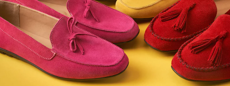 Kolorowe buty mokasyny z naturalnego materiału z ozdobnymi wstążeczkami z przodu